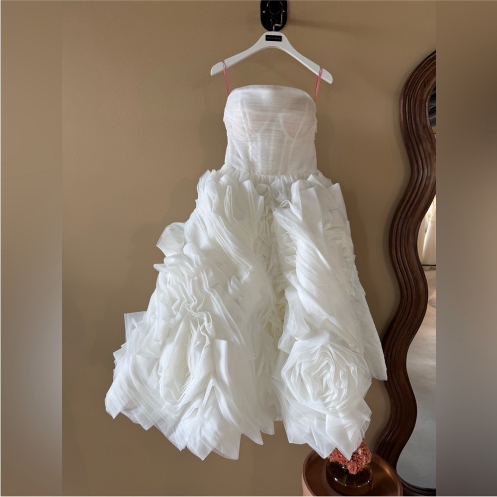 Dramatically flowered tulle dress in white - MEDIUM - Picture 10 of 11